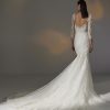 Bruidsjurk Pronovias Privée Hay in mermaid stijl met illusie halslijn, delicate kralen, kantwerk, transparante mouwen, en kathedraal sleep.