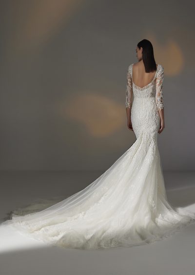 Bruidsjurk Pronovias Privée Hay in mermaid stijl met illusie halslijn, delicate kralen, kantwerk, transparante mouwen, en kathedraal sleep.