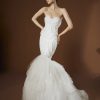 Bruid in de Lana trouwjurk van Elisabetta Franchi X Pronovias met een strapless sweetheart halslijn en gelaagde tule zeemeerminnenrok.