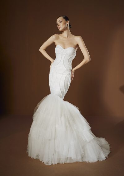 Bruid in de Lana trouwjurk van Elisabetta Franchi X Pronovias met een strapless sweetheart halslijn en gelaagde tule zeemeerminnenrok.