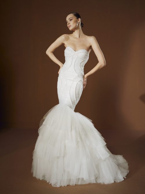 Bruid in de Lana trouwjurk van Elisabetta Franchi X Pronovias met een strapless sweetheart halslijn en gelaagde tule zeemeerminnenrok.