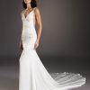 Zijkant van de Atelier Pronovias "Llum" trouwjurk met diepe V-halslijn en elegante fit and flare silhouet.