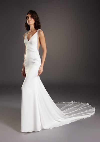 Zijkant van de Atelier Pronovias "Llum" trouwjurk met diepe V-halslijn en elegante fit and flare silhouet.