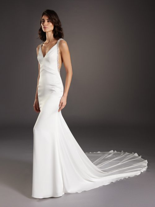 Zijkant van de Atelier Pronovias "Llum" trouwjurk met diepe V-halslijn en elegante fit and flare silhouet.