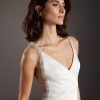 Zijaanzicht van de Atelier Pronovias Llum trouwjurk, benadrukkend de kathedraal sleep en elegante rugdetails.