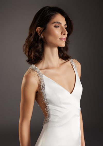 Zijaanzicht van de Atelier Pronovias Llum trouwjurk, benadrukkend de kathedraal sleep en elegante rugdetails.