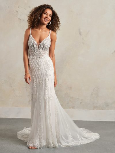 Maggie Sottero Edie fit-and-flare trouwjurk, volledig zicht van voor met kanten applicaties en vloeiende sleep.