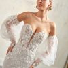 Zijaanzicht van de Sottero and Midgley Chesney trouwjurk - strapless fit-and-flare bruidsjurk met gedetailleerd bloemenkant en een luchtige tule sleep