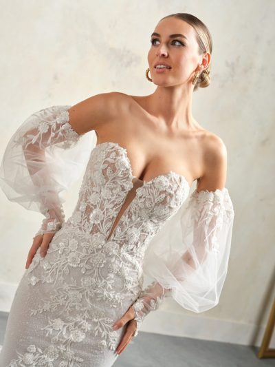 Zijaanzicht van de Sottero and Midgley Chesney trouwjurk - strapless fit-and-flare bruidsjurk met gedetailleerd bloemenkant en een luchtige tule sleep