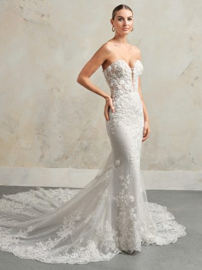 Sottero and Midgley Chesney trouwjurk - ivoorkleurige fit-and-flare bruidsjurk met strapless bloemenkant en lange tule sleep