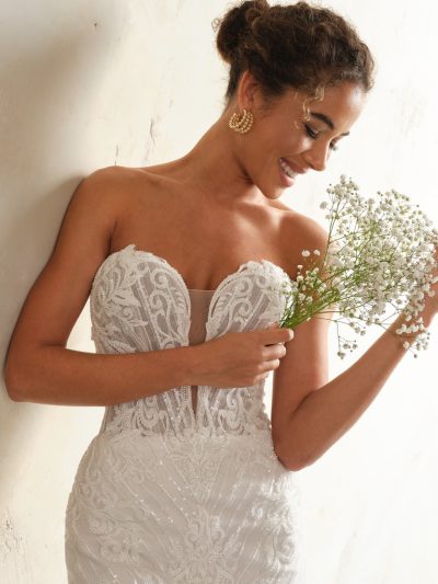 Sottero and Midgley Rome trouwjurk - ivoorkleurige fit-and-flare bruidsjurk met off-the-shoulder kantdetails en lange sleep.