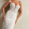 Sottero and Midgley Rome trouwjurk - ivoorkleurige fit-and-flare bruidsjurk met off-the-shoulder kantdetails en lange sleep.