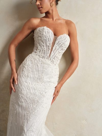 Sottero and Midgley Rome trouwjurk - ivoorkleurige fit-and-flare bruidsjurk met off-the-shoulder kantdetails en lange sleep.