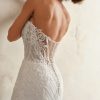 Sottero and Midgley Rome trouwjurk - ivoorkleurige fit-and-flare bruidsjurk met off-the-shoulder kantdetails en lange sleep.