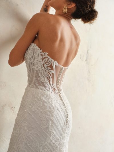 Sottero and Midgley Rome trouwjurk - ivoorkleurige fit-and-flare bruidsjurk met off-the-shoulder kantdetails en lange sleep.