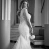 Sottero and Midgley Rome trouwjurk - ivoorkleurige fit-and-flare bruidsjurk met off-the-shoulder kantdetails en lange sleep.