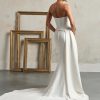 Sottero and Midgley Sakura trouwjurk - minimalistische strapless ivoorkleurige bruidsjurk met moderne uitsnede in de taille en lange sleep