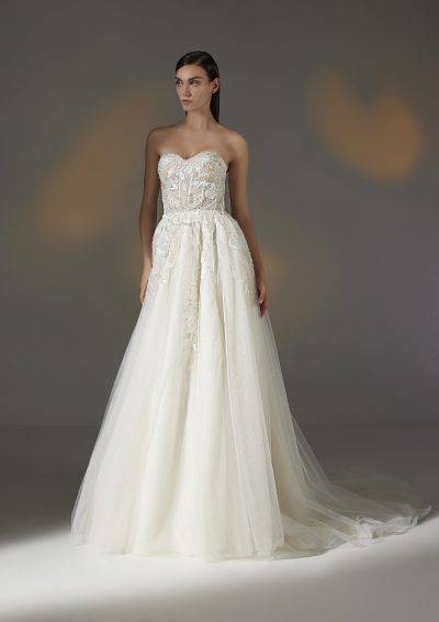 Strapless A-lijn trouwjurk van Pronovias Privée marvely, met een sweetheart halslijn, rijkelijk versierd met kralen en bloemenkant, afgewerkt met een sierlijke tule rok.