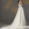 Marvely trouwjurk van Pronovias Privée, gekenmerkt door een strapless sweetheart top, bloemenkant details en een vloeiende A-lijn rok.