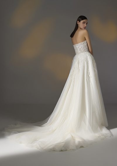 Marvely trouwjurk van Pronovias Privée, gekenmerkt door een strapless sweetheart top, bloemenkant details en een vloeiende A-lijn rok.