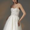 Marvely trouwjurk van Pronovias Privée, gekenmerkt door een strapless sweetheart top, bloemenkant details en een vloeiende A-lijn rok.