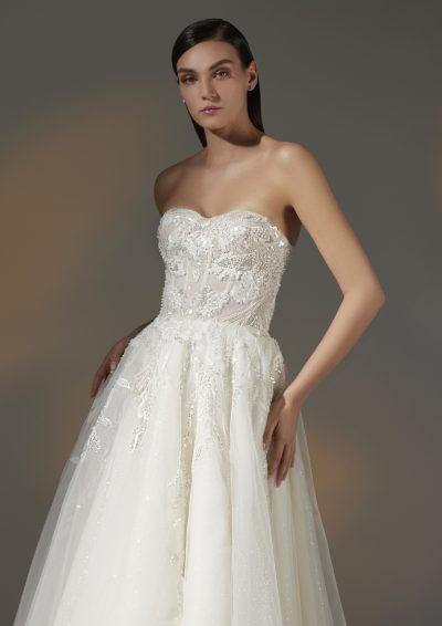 Marvely trouwjurk van Pronovias Privée, gekenmerkt door een strapless sweetheart top, bloemenkant details en een vloeiende A-lijn rok.