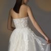 Marvely trouwjurk van Pronovias Privée, gekenmerkt door een strapless sweetheart top, bloemenkant details en een vloeiende A-lijn rok.