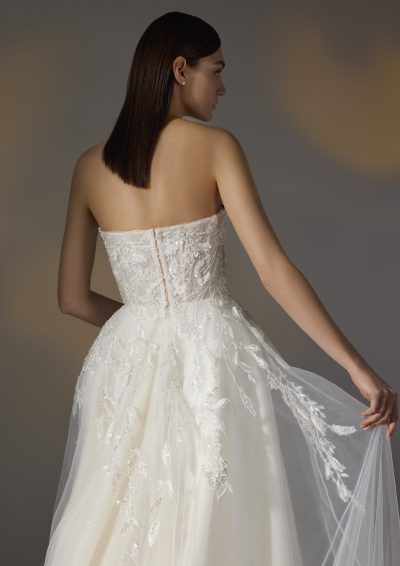 Marvely trouwjurk van Pronovias Privée, gekenmerkt door een strapless sweetheart top, bloemenkant details en een vloeiende A-lijn rok.