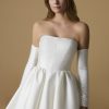 Close-up van de strapless bodice van de Mephis trouwjurk met elegante, lange mouwen.