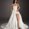 Atelier Pronovias Modernismo trouwjurk in volle glorie, met een prachtige kathedraal-sleep en indrukwekkende afwerking.