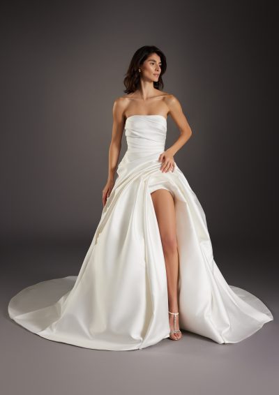 Atelier Pronovias Modernismo trouwjurk in volle glorie, met een prachtige kathedraal-sleep en indrukwekkende afwerking.