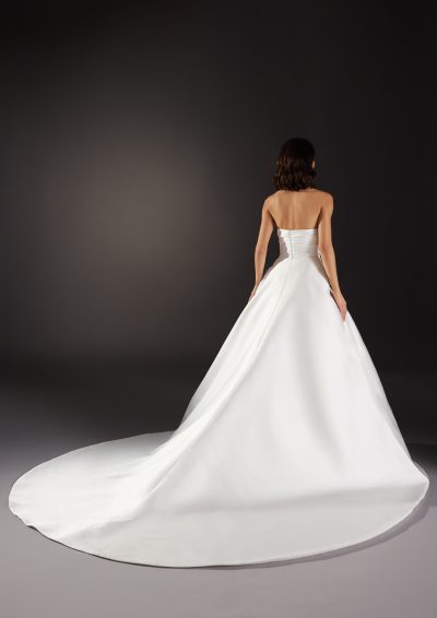 Atelier Pronovias Modernismo trouwjurk in volle glorie, met een prachtige kathedraal-sleep en indrukwekkende afwerking.