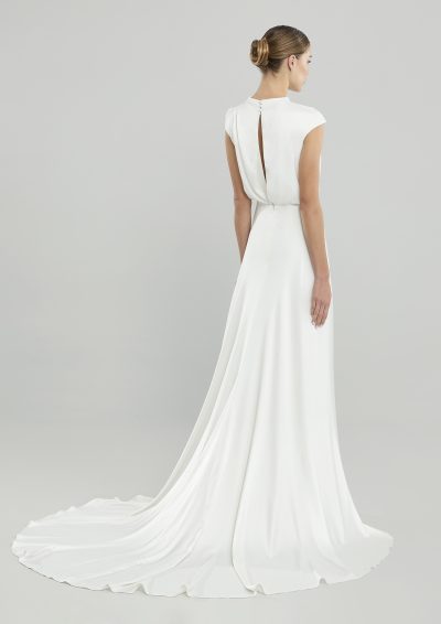 Achterkant van de Pronovias Morissette trouwjurk met keyhole rug en vloeiende rok.