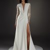 Afbeelding van de Atelier Pronovias Nouveau jurk met diepe V-hals en lange mouwen.