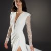 Zijaanzicht van de Atelier Pronovias Nouveau jurk met hoge split en vloeiende stof.