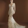 Model draagt de Elisabetta Franchi X Pronovias Queen Be trouwjurk met kristalversieringen en veren, vooraanzicht.