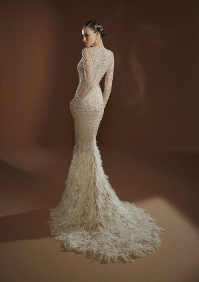 Achteraanzicht van de Elisabetta Franchi X Pronovias Queen Be trouwjurk, met een lage open rug en sleep met veren.