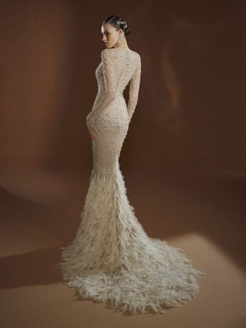 Achteraanzicht van de Elisabetta Franchi X Pronovias Queen Be trouwjurk, met een lage open rug en sleep met veren.