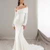 Pronovias Rusty trouwjurk met asymmetrische schouder en lange mouwen, fit-and-flare stijl.