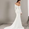 Pronovias Rusty trouwjurk met asymmetrische schouder en lange mouwen, fit-and-flare stijl.