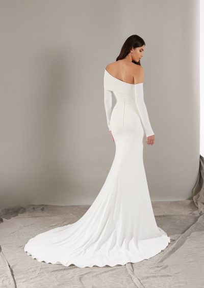 Pronovias Rusty trouwjurk met asymmetrische schouder en lange mouwen, fit-and-flare stijl.