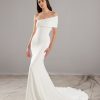 Vooraanzicht van Pronovias Rusty trouwjurk, met asymmetrische schouder en vloeiende sleep.