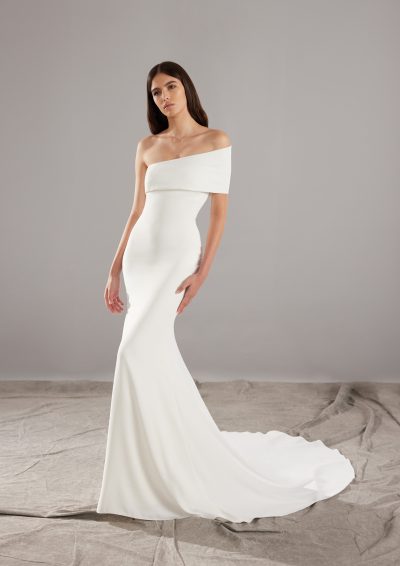 Vooraanzicht van Pronovias Rusty trouwjurk, met asymmetrische schouder en vloeiende sleep.