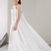 Zijaanzicht van de Pronovias Sincere trouwjurk met elegant fit-and-flare silhouet.