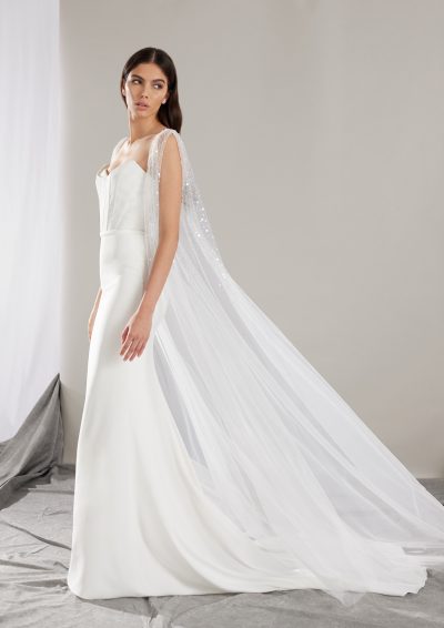 Zijaanzicht van de Pronovias Sincere trouwjurk met elegant fit-and-flare silhouet.