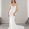 Pronovias Sincere trouwjurk met moderne elegantie en verfijnde fit-and-flare pasvorm.