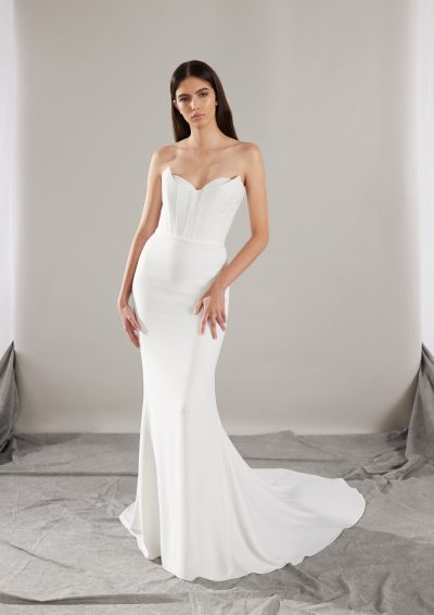 Pronovias Sincere trouwjurk met moderne elegantie en verfijnde fit-and-flare pasvorm.