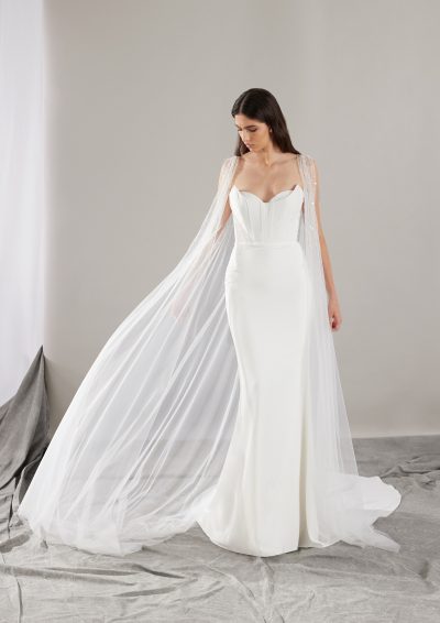 Pronovias Sincere fit-and-flare trouwjurk met sweetheart halslijn en optionele tule cape.