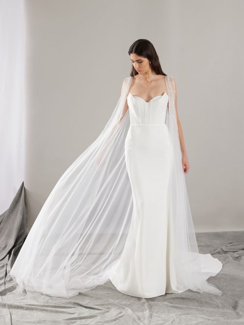 Pronovias Sincere fit-and-flare trouwjurk met sweetheart halslijn en optionele tule cape.