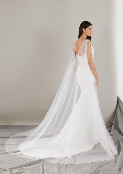 Achteraanzicht van de Pronovias Sincere trouwjurk met vloeiende crêpe stof en knoopsluiting.